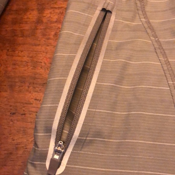 Athleta Rain Run Gray Stripe Jammin Cinch Reflective Jacket Coat - Picture 3 of 6